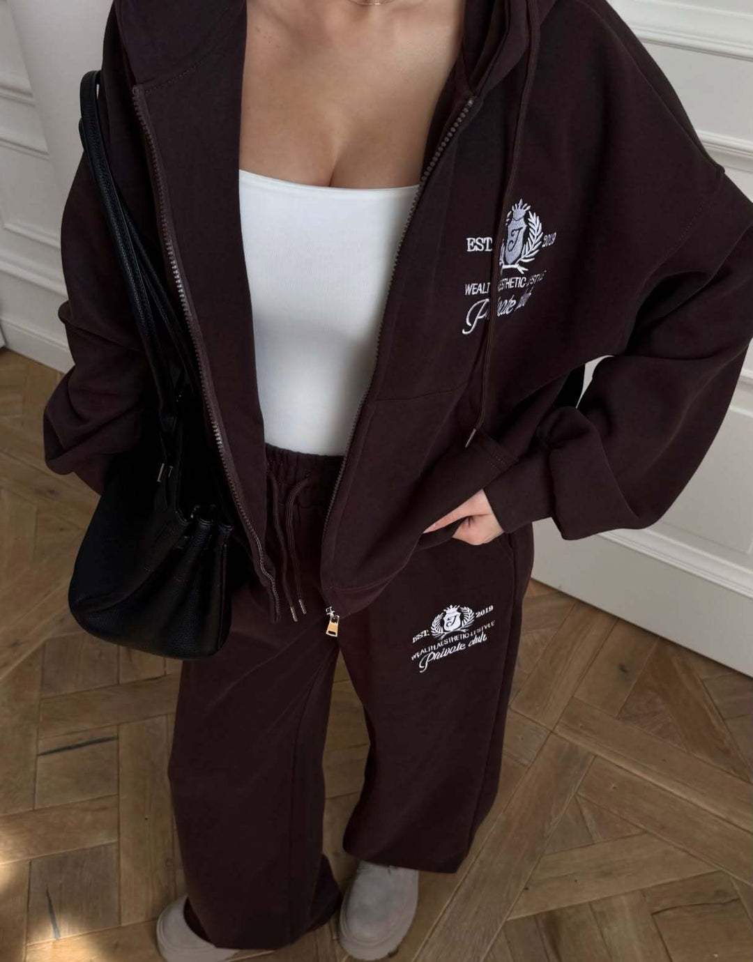 Kvinnors avslappnade sportset med kort hoodie och vida sweatpants Mirla-Eva Jonsson