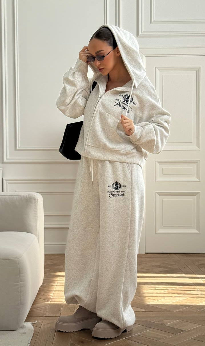 Kvinnors avslappnade sportset med kort hoodie och vida sweatpants Mirla-Eva Jonsson