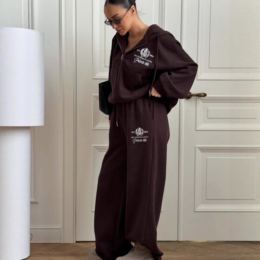 Kvinnors avslappnade sportset med kort hoodie och vida sweatpants Mirla-Eva Jonsson