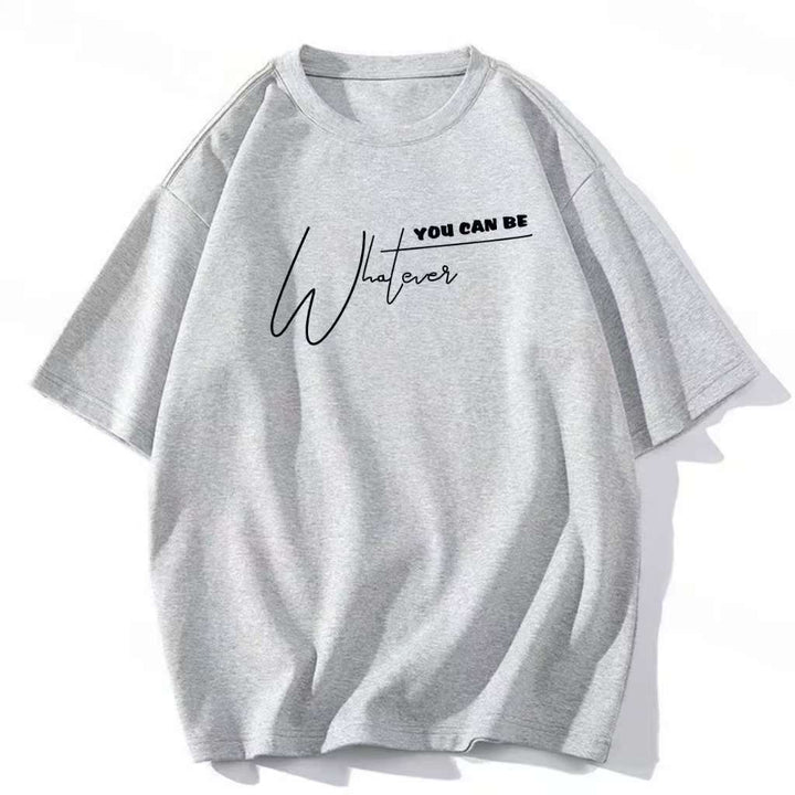 Kvinnors avslappnade statement T-shirt med kreativ text Mirla-Eva Jonsson