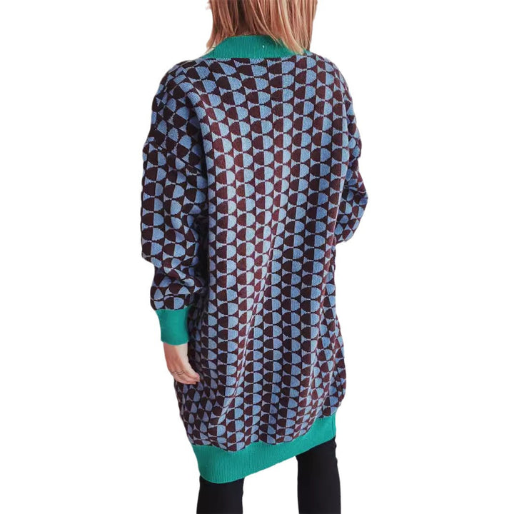 Kvinnors avslappnade stickad cardigan med modern geometrisk mönster och praktiska fickor Mirla-Eva Jonsson