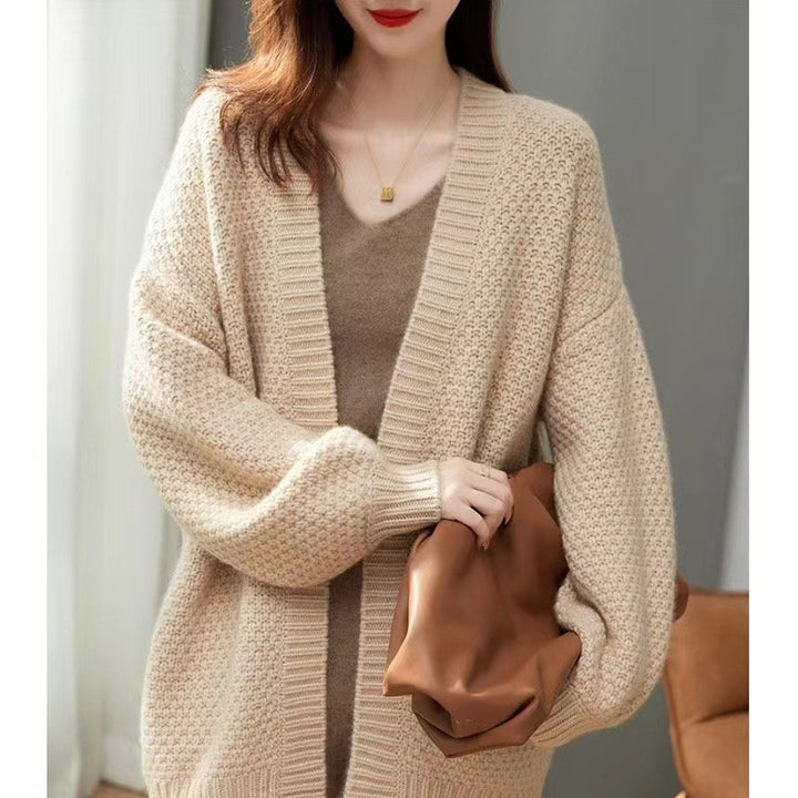 Kvinnors avslappnade stickad cardigan med oversized passform och speciella texturer Mirla-Eva Jonsson