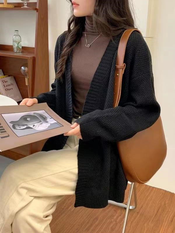 Kvinnors avslappnade stickad cardigan med oversized passform och speciella texturer Mirla-Eva Jonsson