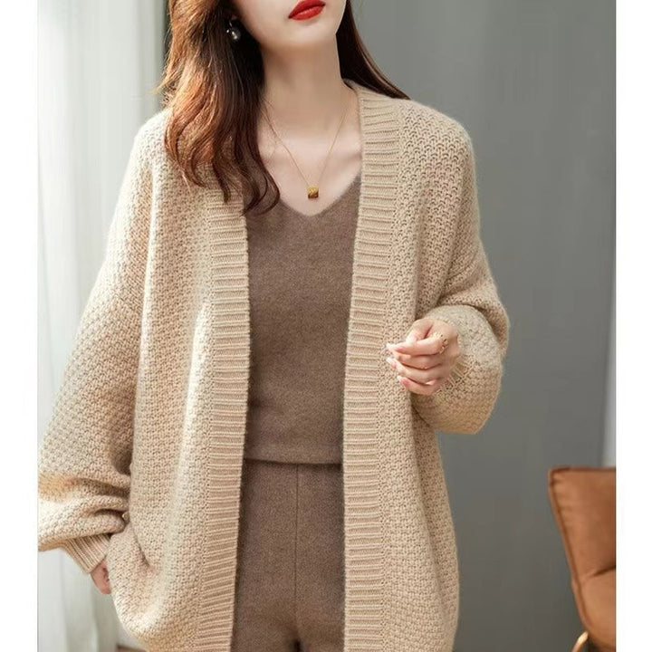 Kvinnors avslappnade stickad cardigan med oversized passform och speciella texturer Mirla-Eva Jonsson