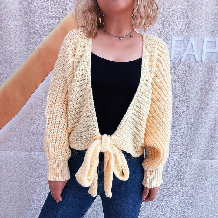 Kvinnors avslappnade stickad cardigan med trendiga knytband och oversize passform Mirla-Eva Jonsson