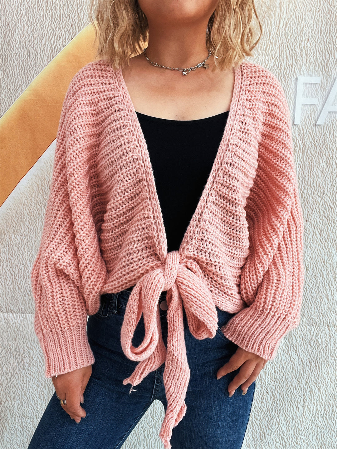 Kvinnors avslappnade stickad cardigan med trendiga knytband och oversize passform Mirla-Eva Jonsson