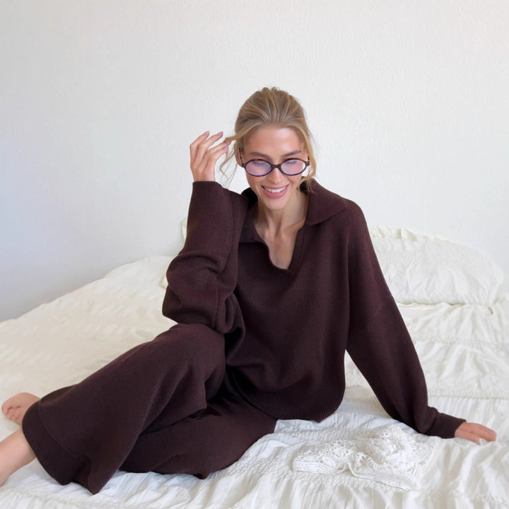Kvinnors avslappnade stickad ensemble med lös passform och elegant V-hals Mirla-Eva Jonsson