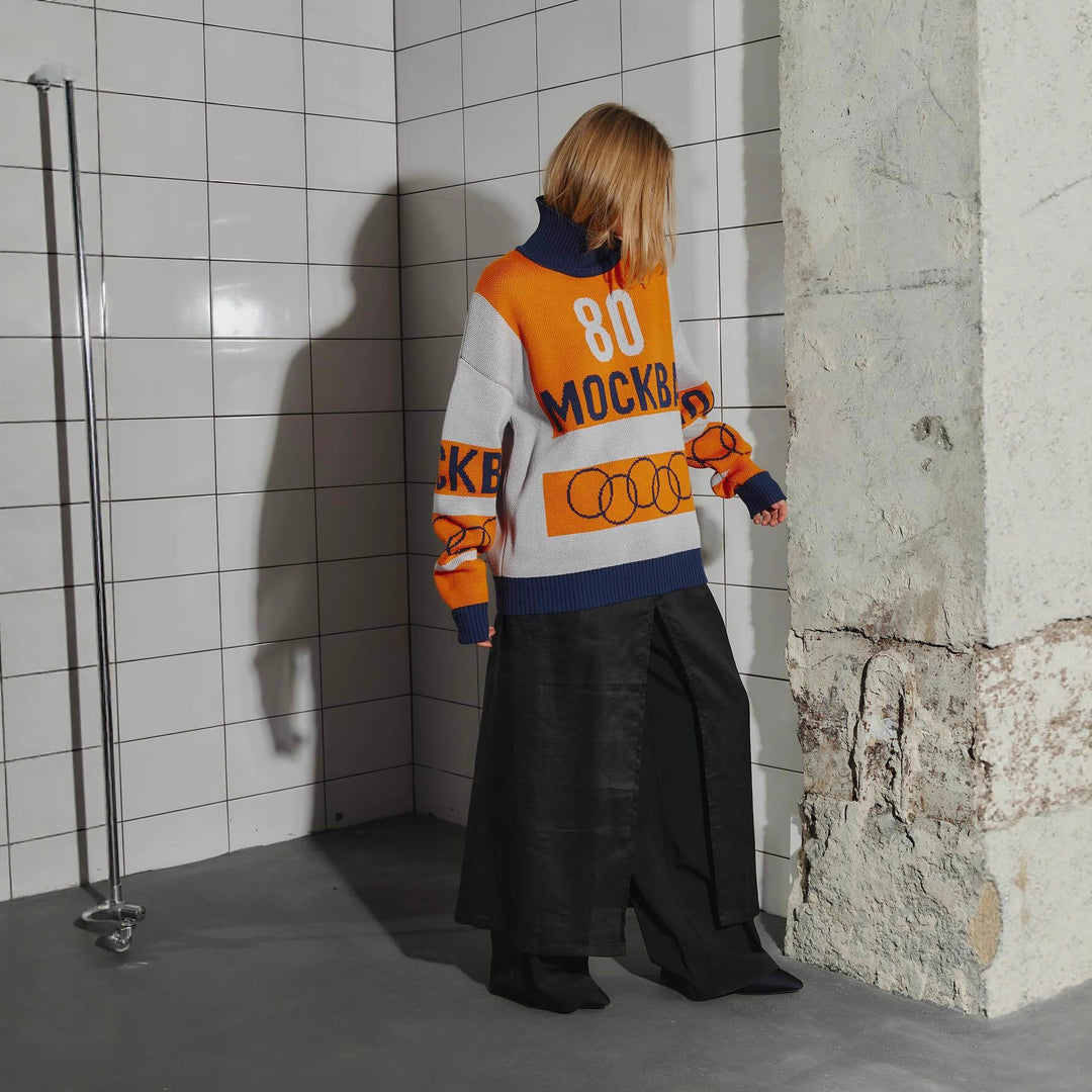 Kvinnors avslappnade stickad tröja med iögonfallande grafisk design och djup fåll Mirla-Eva Jonsson