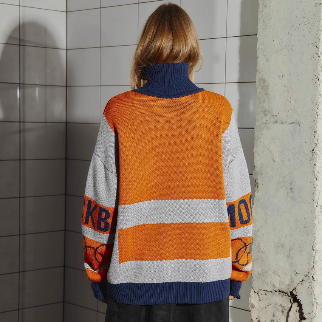 Kvinnors avslappnade stickad tröja med iögonfallande grafisk design och djup fåll Mirla-Eva Jonsson
