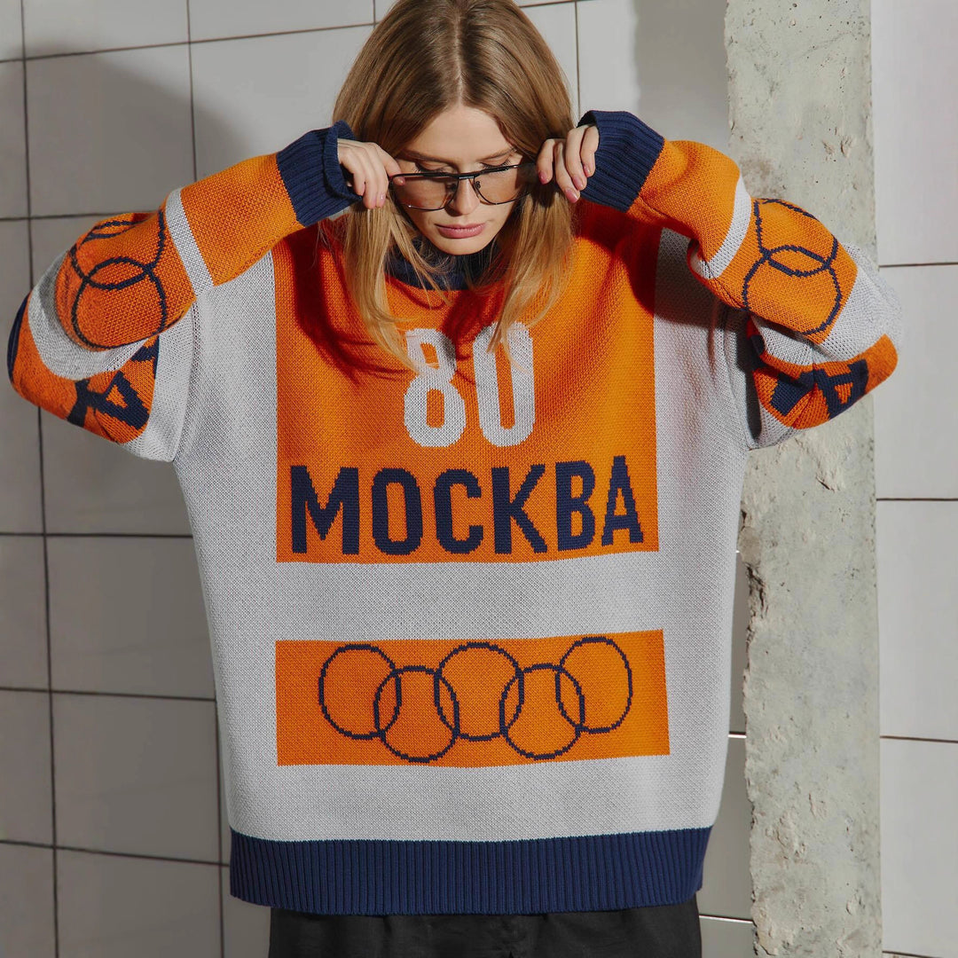 Kvinnors avslappnade stickad tröja med iögonfallande grafisk design och djup fåll Mirla-Eva Jonsson