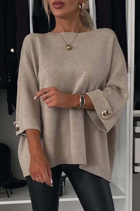 Kvinnors avslappnade stickad tröja med moderiktiga knappdetaljer Mirla-Eva Jonsson