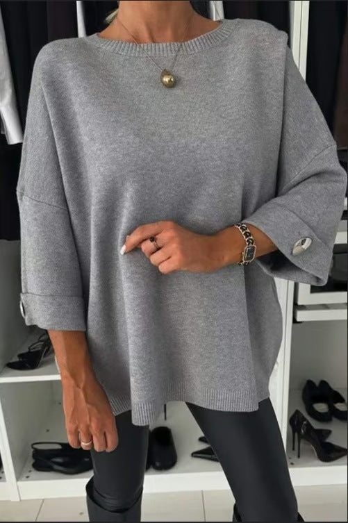 Kvinnors avslappnade stickad tröja med moderiktiga knappdetaljer Mirla-Eva Jonsson