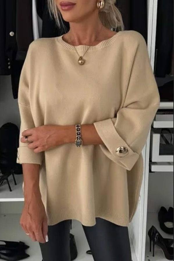 Kvinnors avslappnade stickad tröja med moderiktiga knappdetaljer Mirla-Eva Jonsson