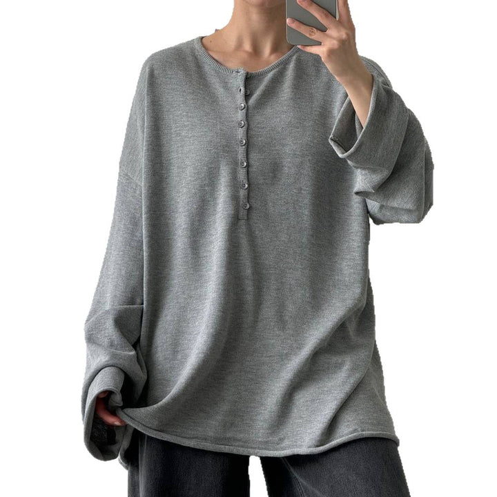 Kvinnors avslappnade stickad tröja med moderna knappraddetaljer Mirla-Eva Jonsson