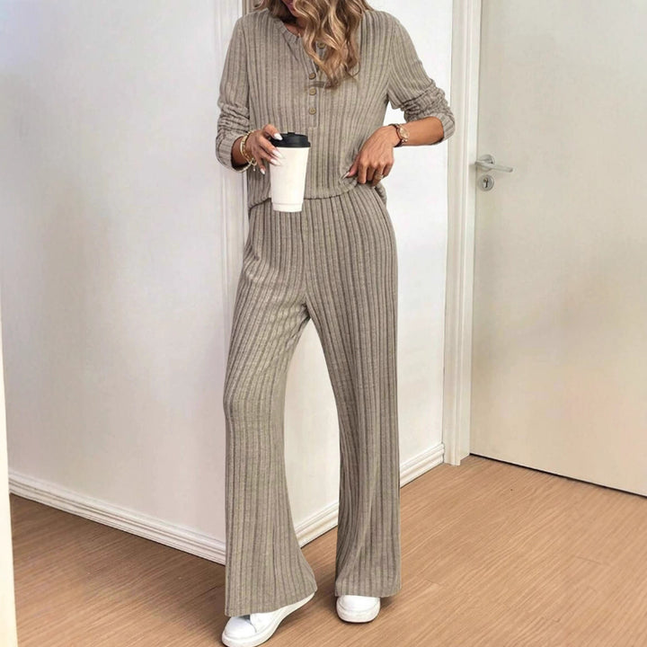 Kvinnors avslappnade stickade set med trendig ribbad design och knappslå Mirla-Eva Jonsson