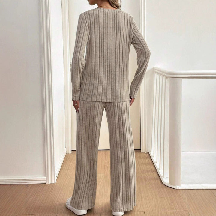 Kvinnors avslappnade stickade set med trendig ribbad design och knappslå Mirla-Eva Jonsson