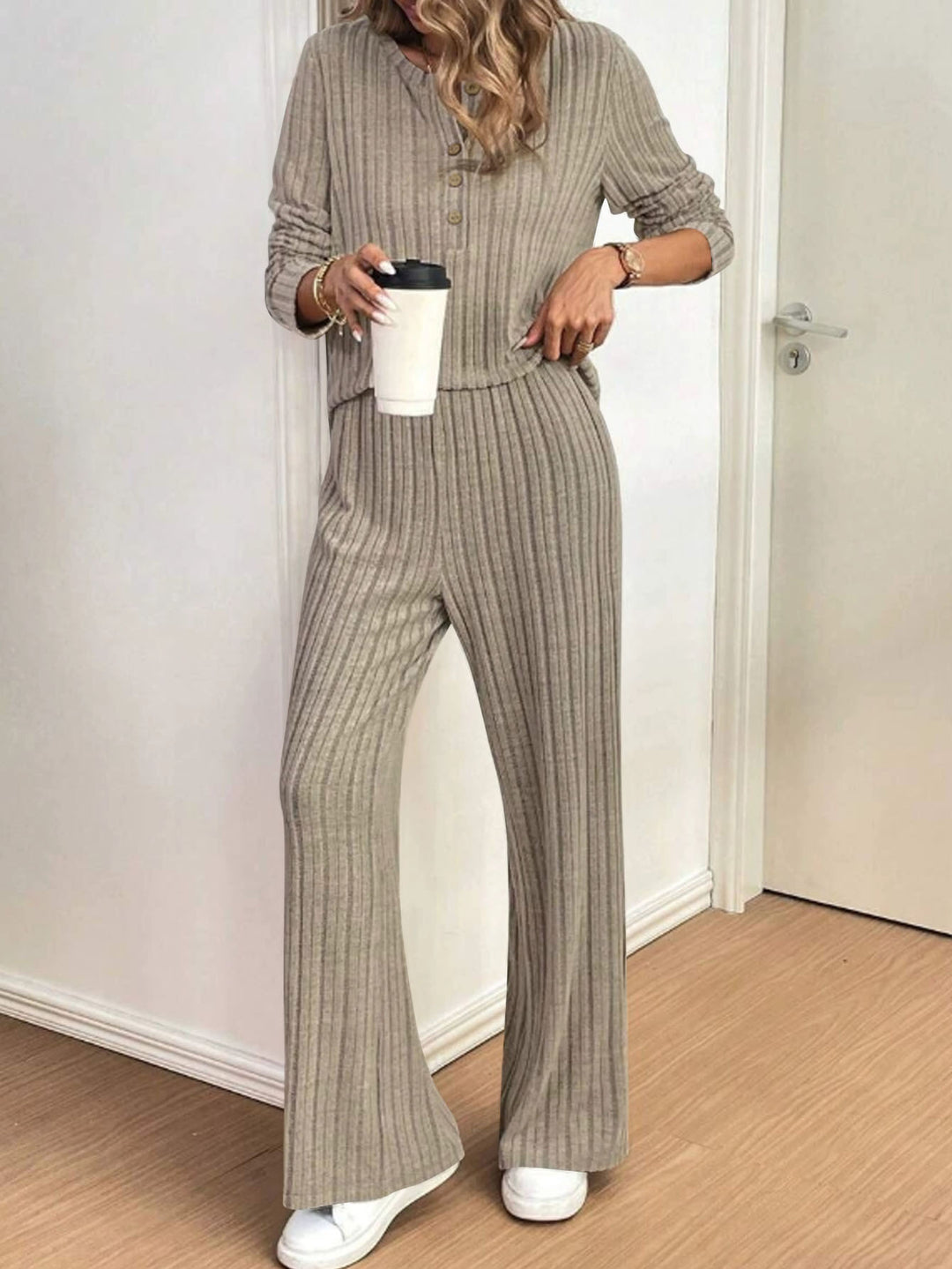 Kvinnors avslappnade stickade set med trendig ribbad design och knappslå Mirla-Eva Jonsson