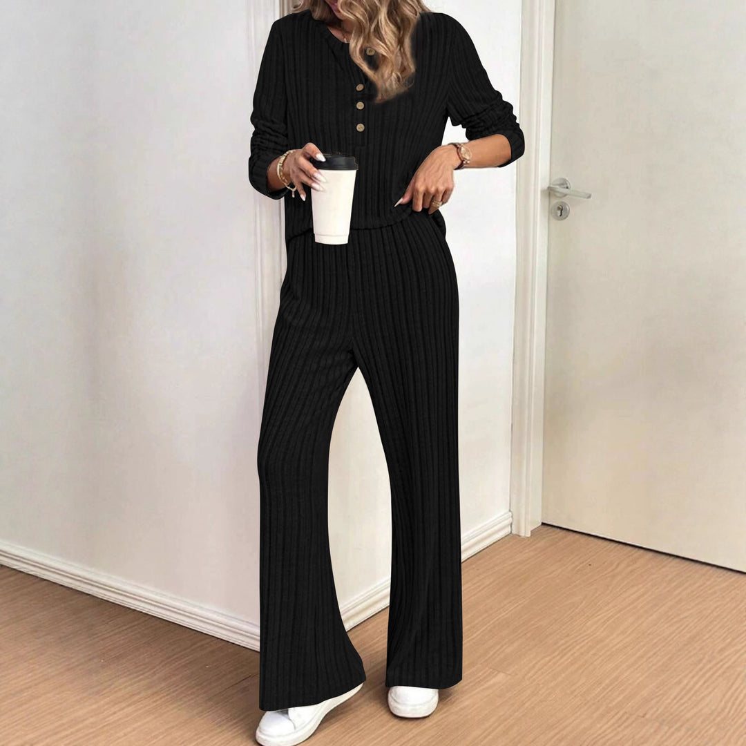 Kvinnors avslappnade stickade set med trendig ribbad design och knappslå Mirla-Eva Jonsson