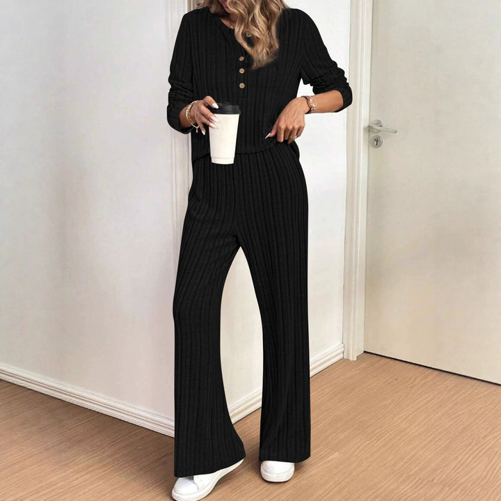 Kvinnors avslappnade stickade set med trendig ribbad design och knappslå Mirla-Eva Jonsson