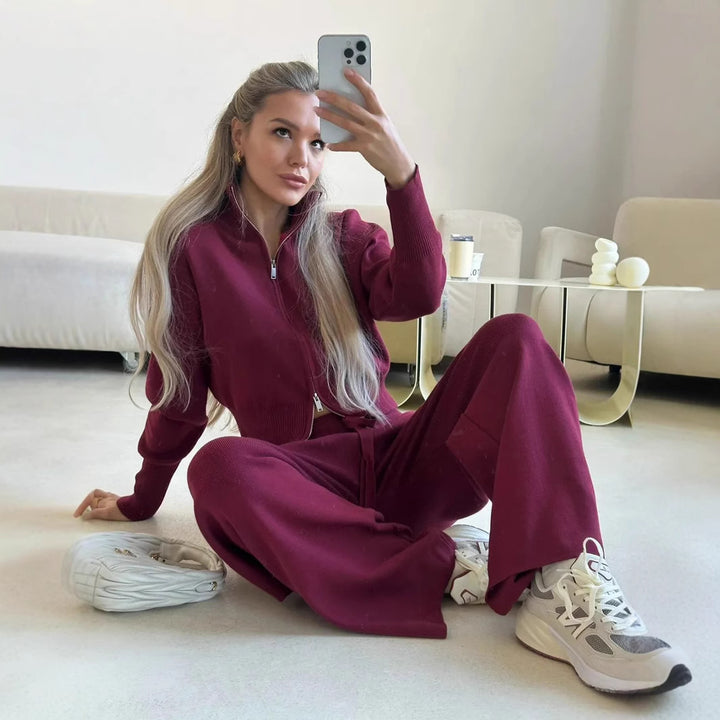 Kvinnors avslappnade stickat lounge-set med kort topp och vida byxor Mirla-Eva Jonsson