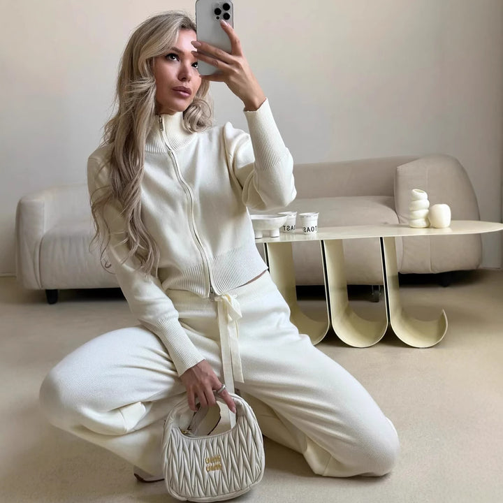 Kvinnors avslappnade stickat lounge-set med kort topp och vida byxor Mirla-Eva Jonsson