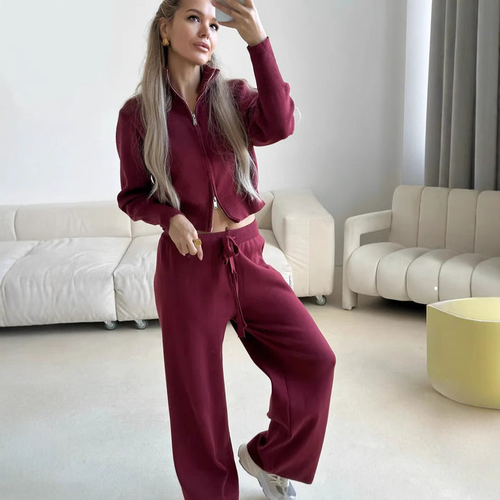 Kvinnors avslappnade stickat lounge-set med kort topp och vida byxor Mirla-Eva Jonsson