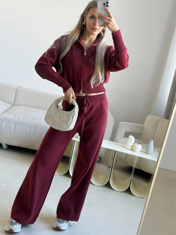 Kvinnors avslappnade stickat lounge-set med kort topp och vida byxor Mirla-Eva Jonsson
