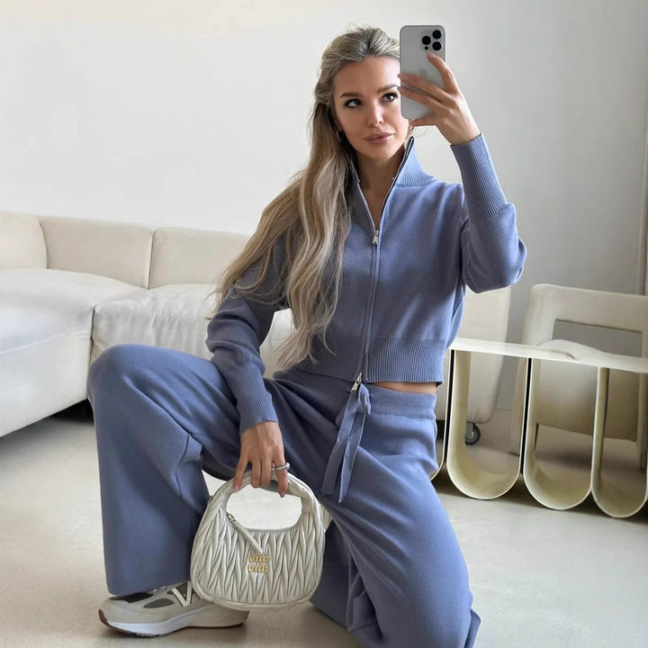 Kvinnors avslappnade stickat lounge-set med kort topp och vida byxor Mirla-Eva Jonsson