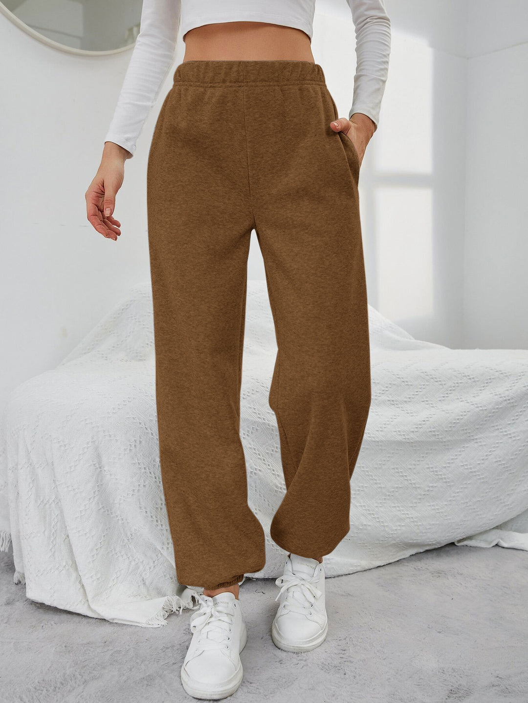 Kvinnors avslappnade sweatpants med elastisk midja och sidofickor Mirla-Eva Jonsson