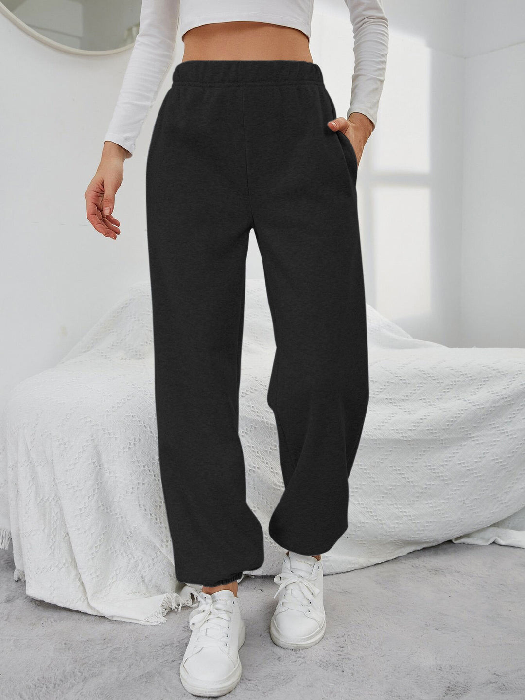 Kvinnors avslappnade sweatpants med elastisk midja och sidofickor Mirla-Eva Jonsson