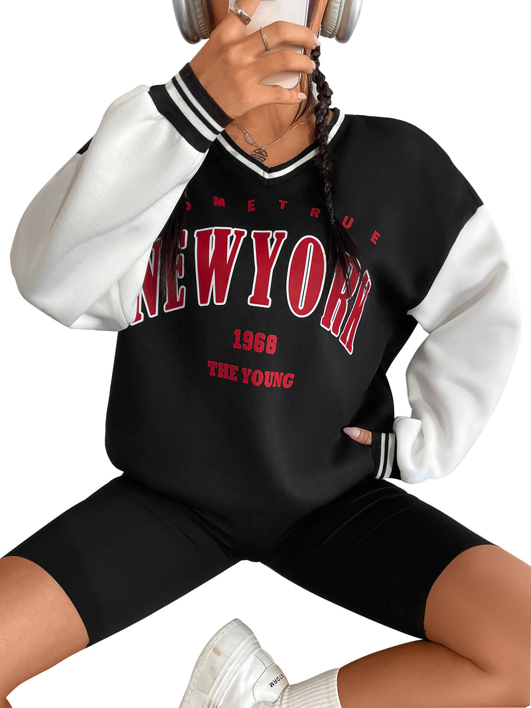 Kvinnors avslappnade sweatshirt med V-hals och sportig lettering Mirla-Eva Jonsson