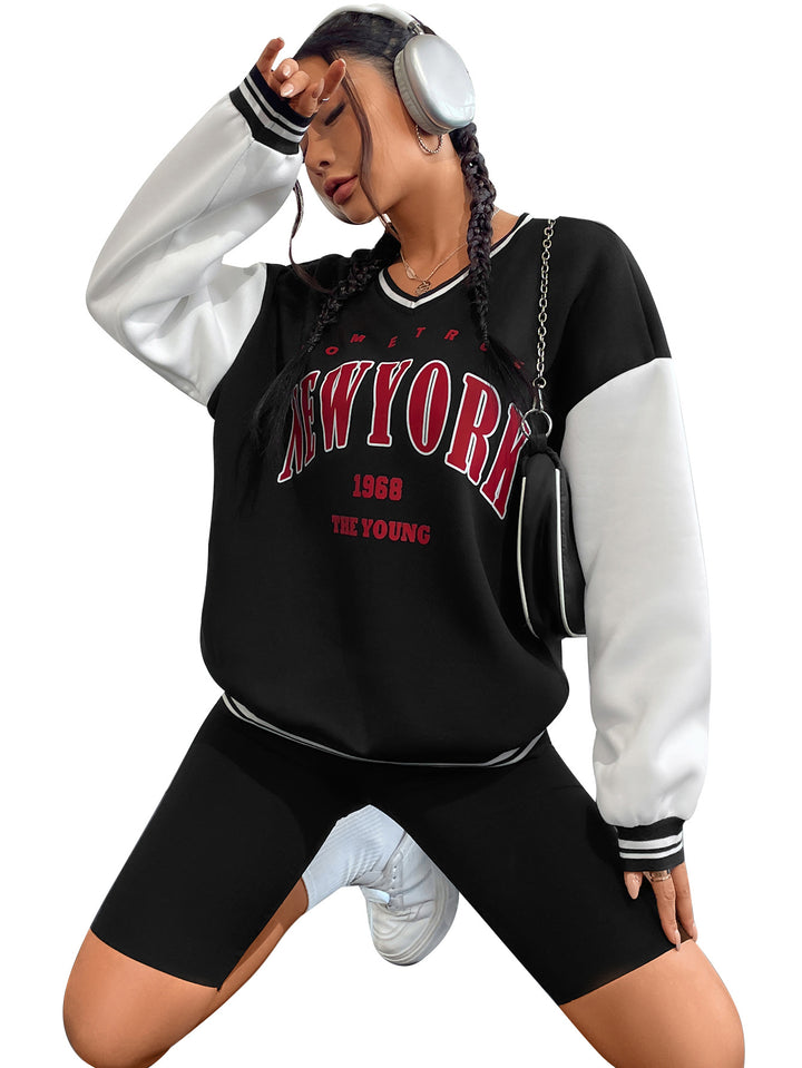 Kvinnors avslappnade sweatshirt med V-hals och sportig lettering Mirla-Eva Jonsson
