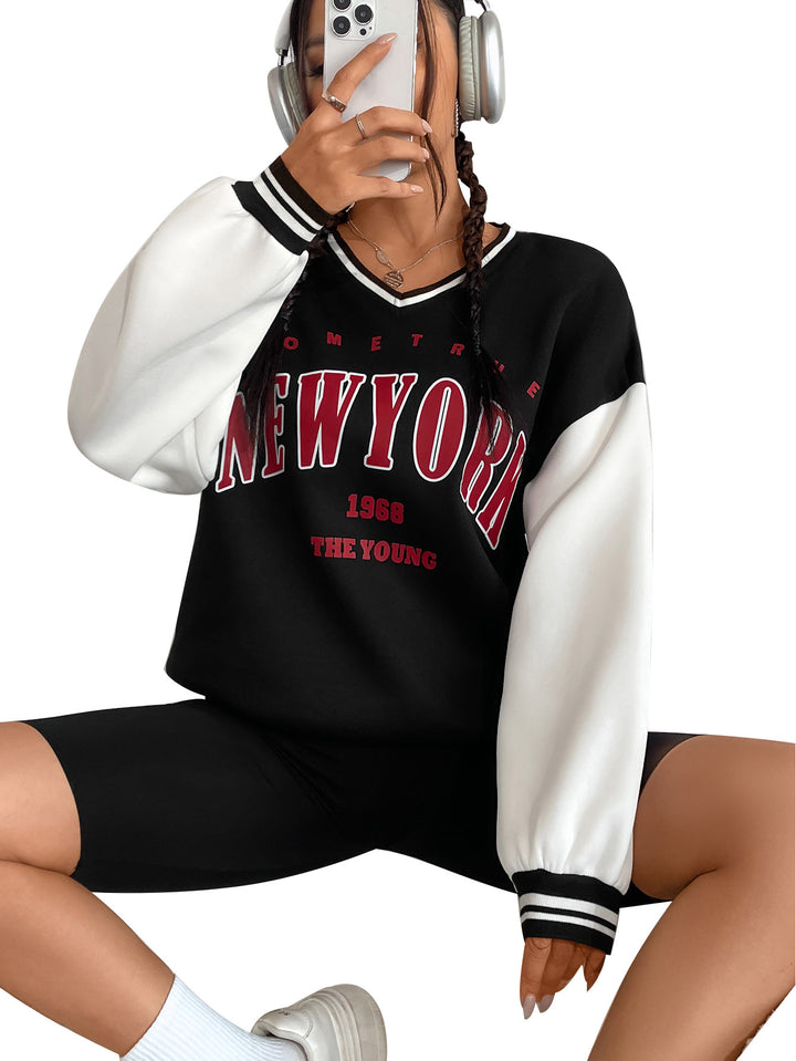 Kvinnors avslappnade sweatshirt med V-hals och sportig lettering Mirla-Eva Jonsson