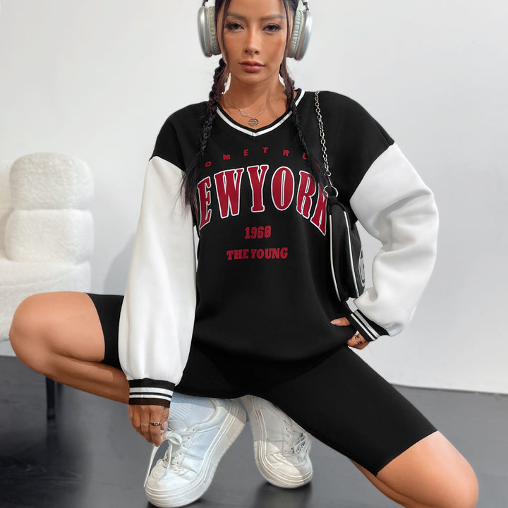 Kvinnors avslappnade sweatshirt med V-hals och sportig lettering Mirla-Eva Jonsson