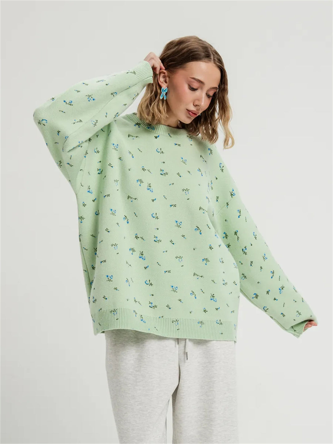 Kvinnors avslappnade sweatshirt med blommönster och oversized passform Mirla-Eva Jonsson