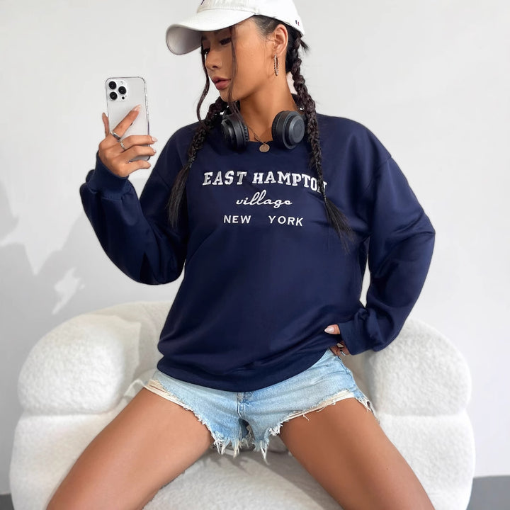 Kvinnors avslappnade sweatshirt med kreativ text och bekväm passform Mirla-Eva Jonsson