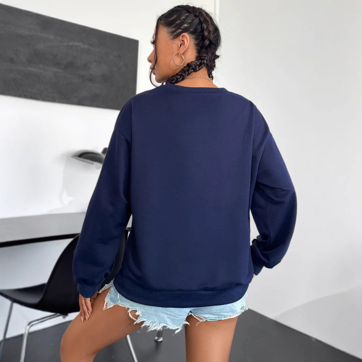 Kvinnors avslappnade sweatshirt med kreativ text och bekväm passform Mirla-Eva Jonsson