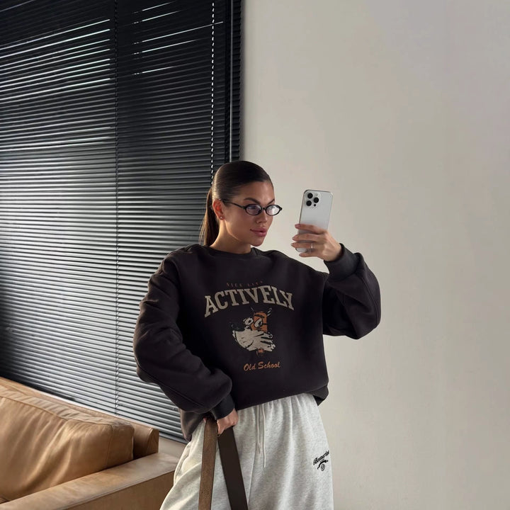 Kvinnors avslappnade sweatshirt med slående vintage-design och bekväm passform Mirla-Eva Jonsson