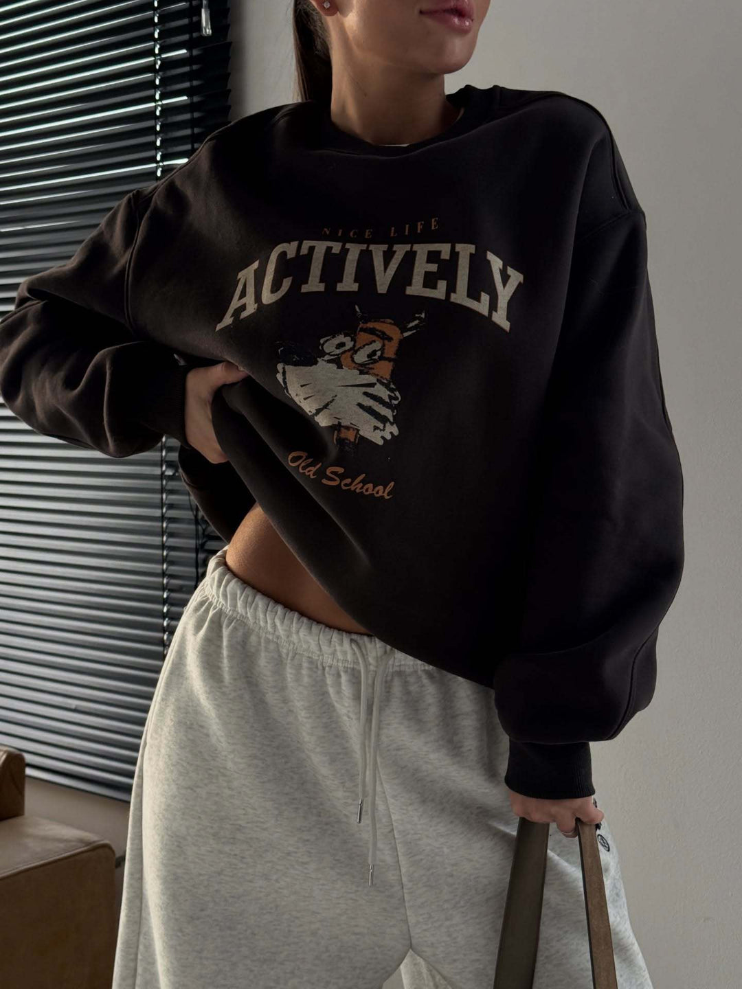 Kvinnors avslappnade sweatshirt med slående vintage-design och bekväm passform Mirla-Eva Jonsson