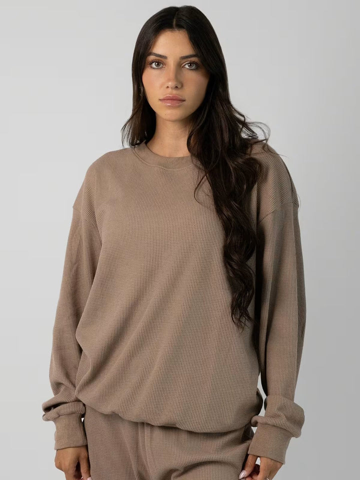 Kvinnors avslappnade sweatshirt med stort våffelmönster och bekväma manschetter Mirla-Eva Jonsson
