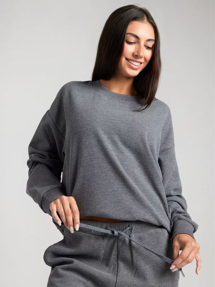 Kvinnors avslappnade sweatshirt med stort våffelmönster och bekväma manschetter Mirla-Eva Jonsson