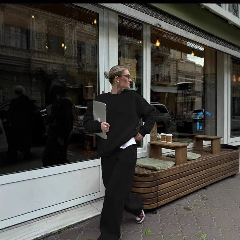 Kvinnors avslappnade sweatshirt och joggingbyxor set med bekväm passform och sportig design Mirla-Eva Jonsson