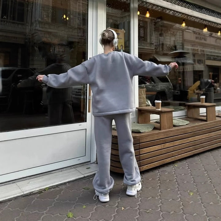 Kvinnors avslappnade sweatshirt och joggingbyxor set med bekväm passform och sportig design Mirla-Eva Jonsson