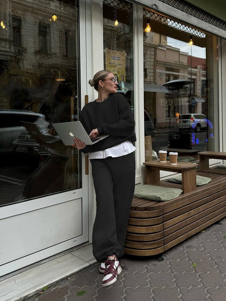 Kvinnors avslappnade sweatshirt och joggingbyxor set med bekväm passform och sportig design Mirla-Eva Jonsson