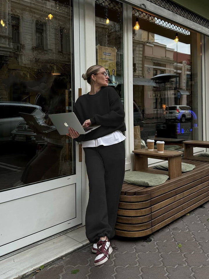 Kvinnors avslappnade sweatshirt och joggingbyxor set med bekväm passform och sportig design Mirla-Eva Jonsson