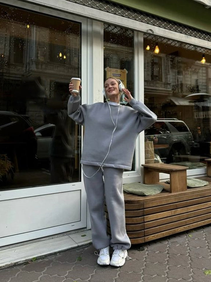 Kvinnors avslappnade sweatshirt och joggingbyxor set med bekväm passform och sportig design Mirla-Eva Jonsson