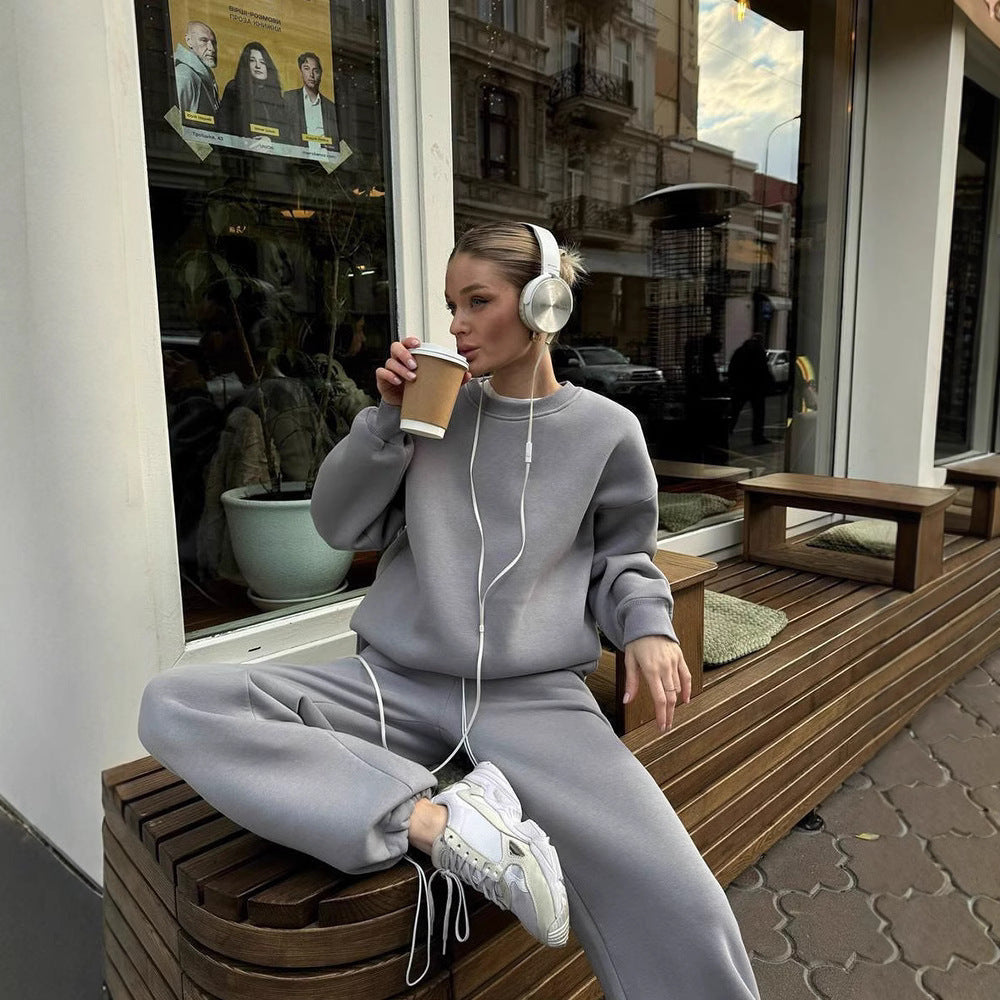 Kvinnors avslappnade sweatshirt och joggingbyxor set med bekväm passform och sportig design Mirla-Eva Jonsson