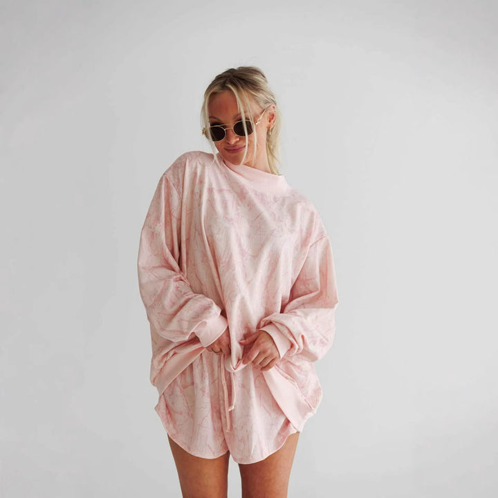 Kvinnors avslappnade sweatshirt och shorts set med hög ståkrage och elastiska detaljer Mirla-Eva Jonsson
