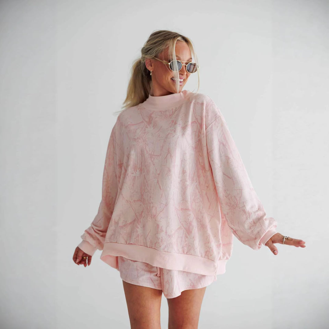 Kvinnors avslappnade sweatshirt och shorts set med hög ståkrage och elastiska detaljer Mirla-Eva Jonsson