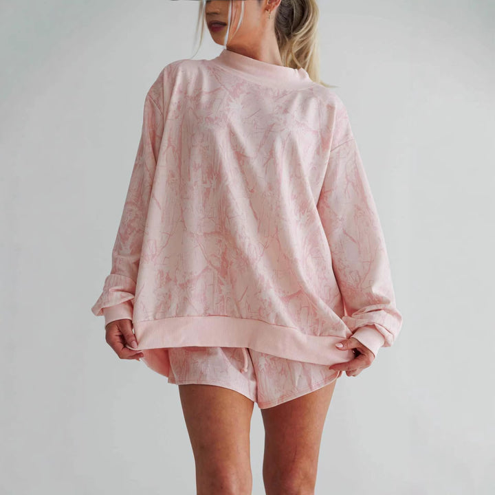 Kvinnors avslappnade sweatshirt och shorts set med hög ståkrage och elastiska detaljer Mirla-Eva Jonsson